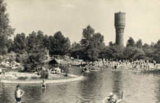 9579 Gezicht op het kleine bassin van het natuurzwembad Woestduin te Doorn, met op de achtergrond de watertoren.